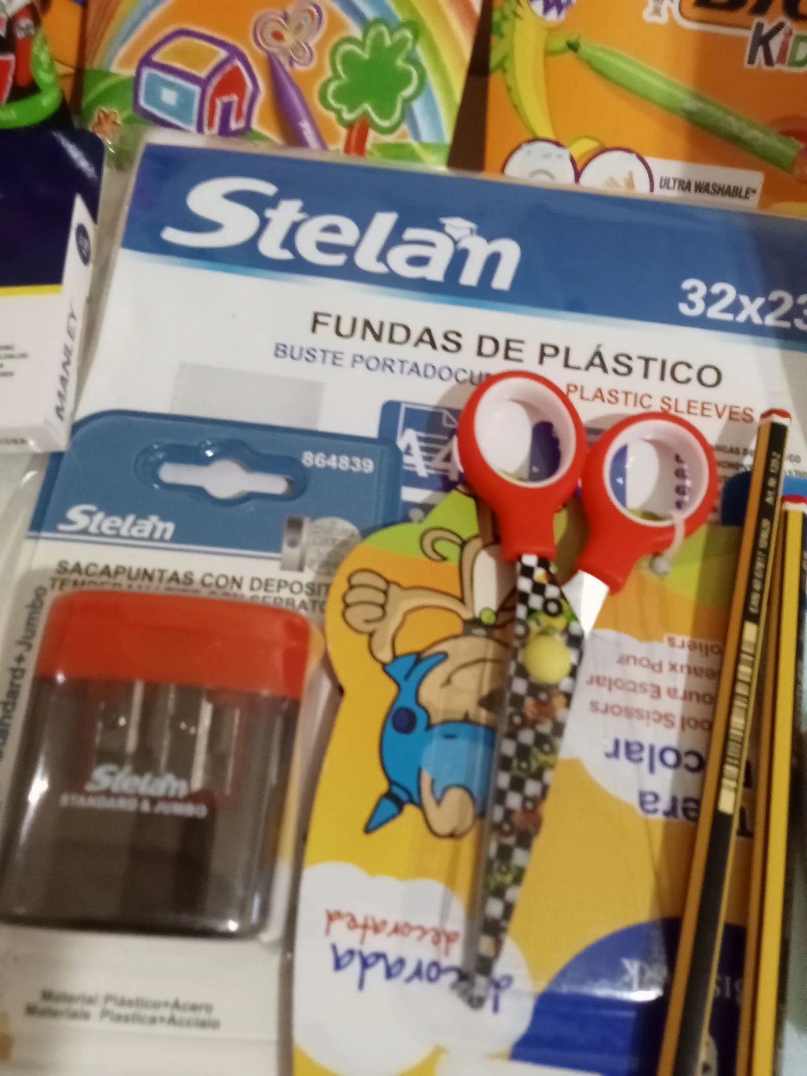 Material escolar rojo – photo 3